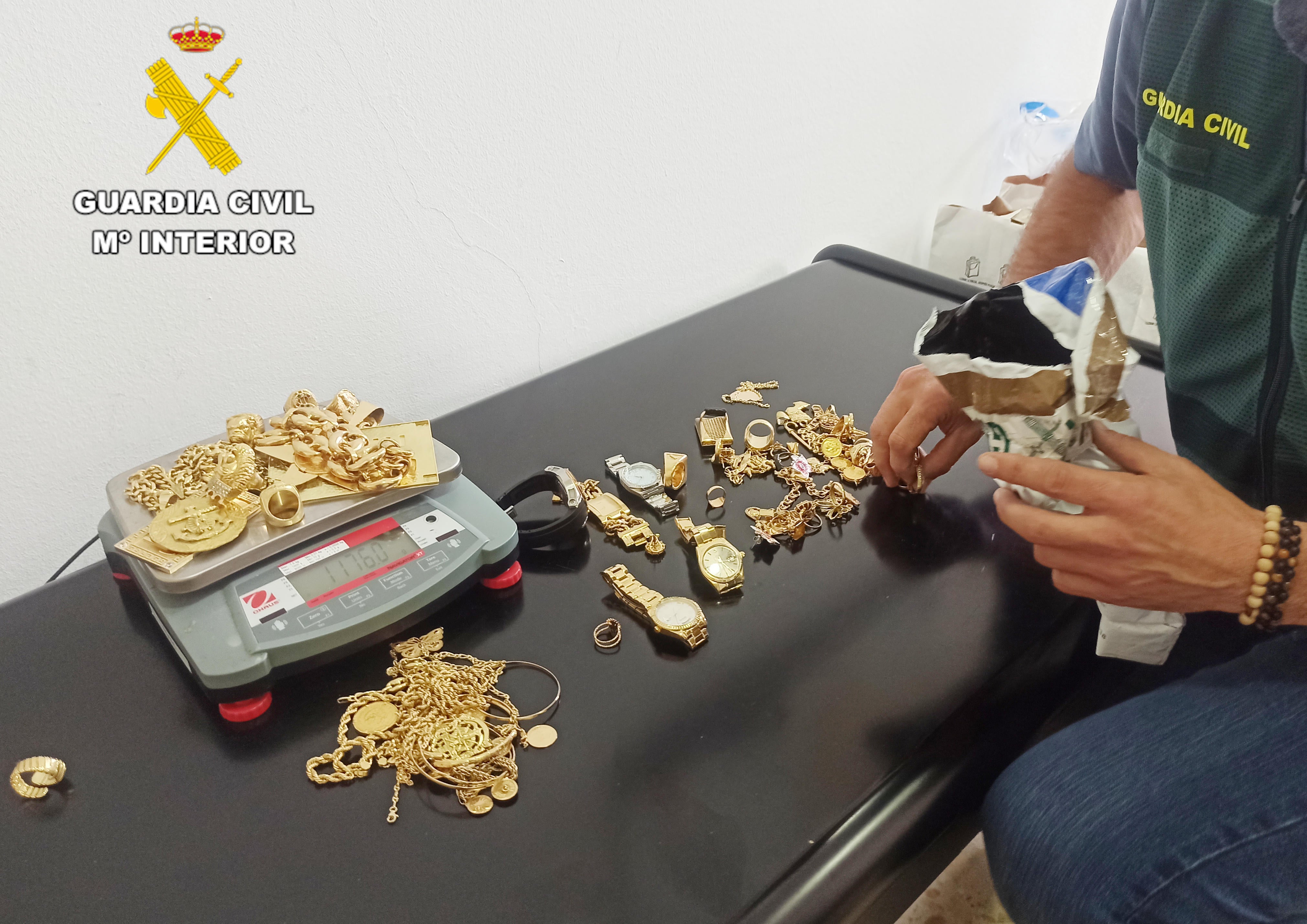 Desmantelado un clan familiar que blanqueó más de 1,5 millones de euros procedentes de drogas y armas en Cantabria Desmantelado un clan familiar que blanqueó más de 1,5 millones de euros procedentes de drogas y armas en Cantabria