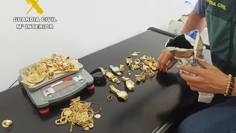 Desmantelado un clan familiar que blanqueó más de 1,5 millones de euros procedentes de drogas y armas en Cantabria Desmantelado un clan familiar que blanqueó más de 1,5 millones de euros procedentes de drogas y armas en Cantabria