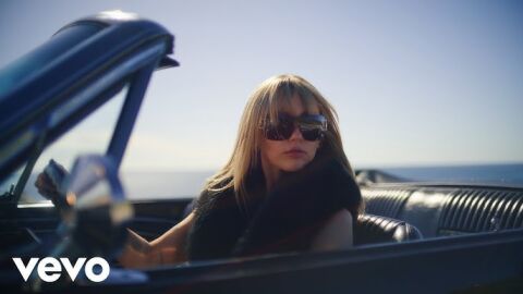 Miley Cyrus, en el videoclip de 'Younger You'