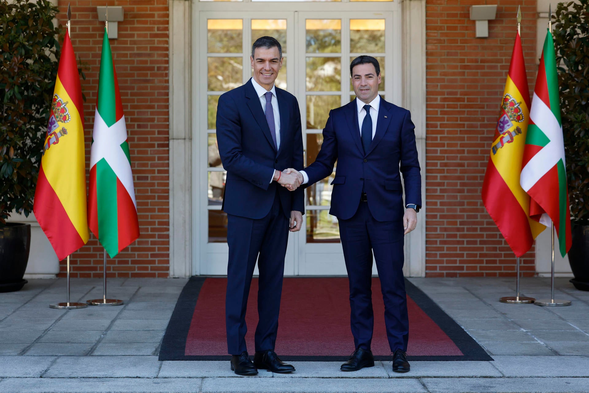 Sánchez y Pradales acuerdan que Euskadi participe en la gestión de los aeropuertos vascos Sánchez y Pradales acuerdan que Euskadi participe en la gestión de los aeropuertos vascos