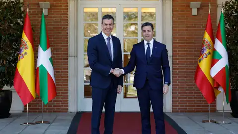 El presidente del Gobierno, Pedro Sánchez (i) recibe al lehendakari, Imanol Pradales. El presidente del Gobierno, Pedro Sánchez (i) recibe al lehendakari, Imanol Pradales.