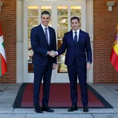 El presidente del Gobierno, Pedro Sánchez (i) recibe al lehendakari, Imanol Pradales. El presidente del Gobierno, Pedro Sánchez (i) recibe al lehendakari, Imanol Pradales.