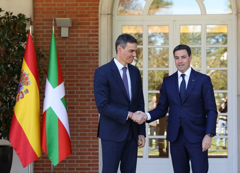 Gobiernos central y vasco acuerdan que Euskadi participe en la gestión de los aeropuertos Gobiernos central y vasco acuerdan que Euskadi participe en la gestión de los aeropuertos