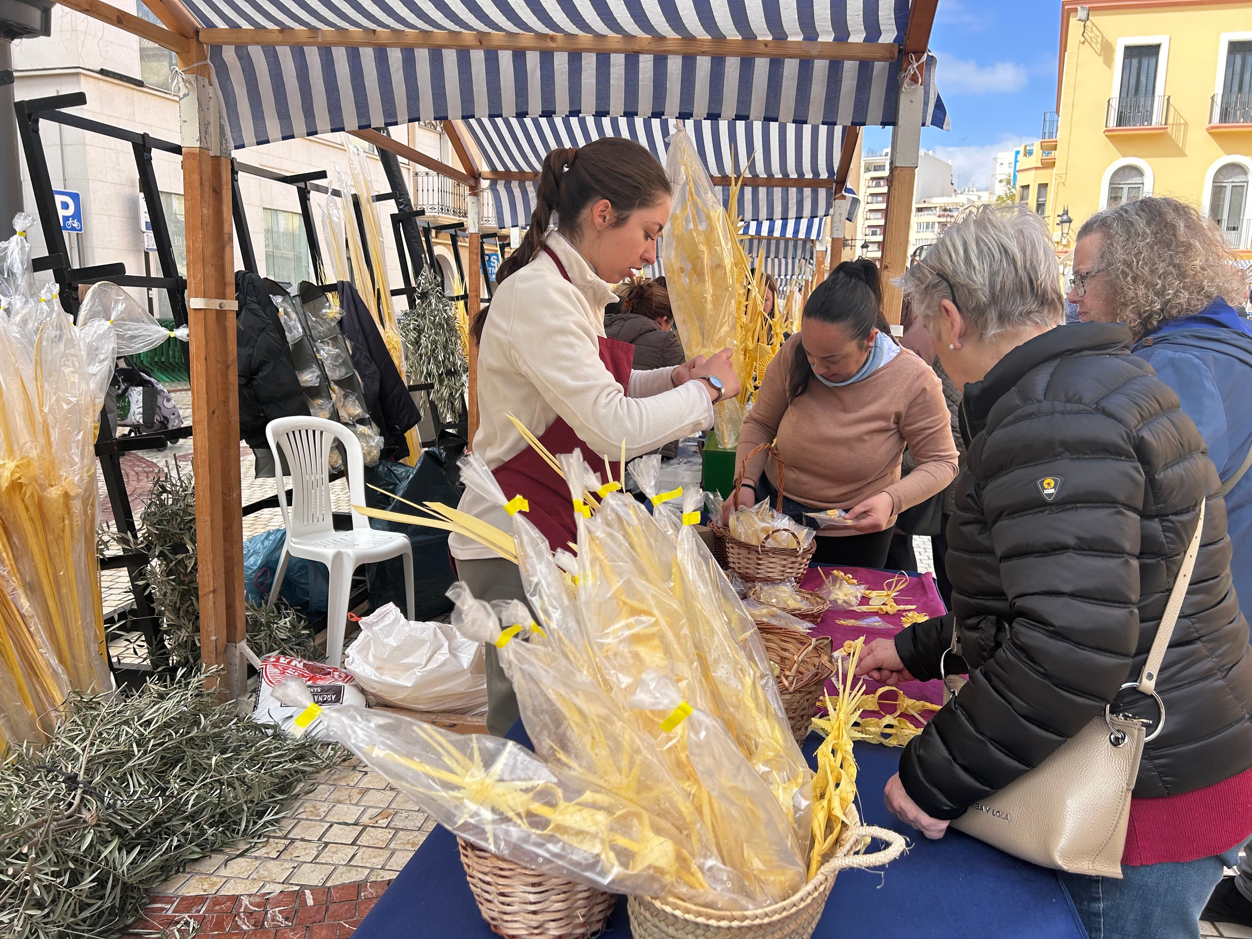 El mercadillo de palma blanca indica el camino en Elche hacia la celebración del Domingo de Ramos El mercadillo de palma blanca indica el camino en Elche hacia la celebración del Domingo de Ramos