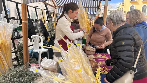 Mercadillo de palma blanca en la plaza de Baix de Elche. Mercadillo de palma blanca en la plaza de Baix de Elche.