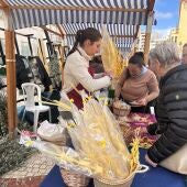 Mercadillo de palma blanca en la plaza de Baix de Elche.