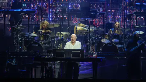 Hans Zimmer durante un momento del concierto en el Roig Arena Hans Zimmer durante un momento del concierto en el Roig Arena