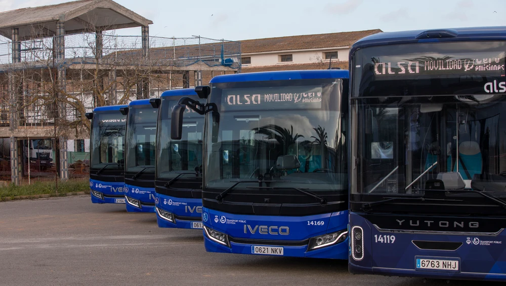 Los nuevos autobuses son de la compañía Alsa Los nuevos autobuses son de la compañía Alsa