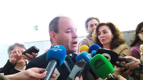 Carlos Baño atiende a los medios de comunicación de Alicante Carlos Baño atiende a los medios de comunicación de Alicante