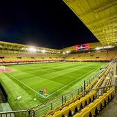 La RFEF prepara el estadio de la Cerámica para el partido España-Serbio. 