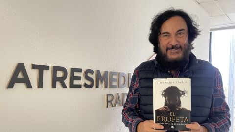 El escritor Jos&eacute; M&ordf; Zavala 