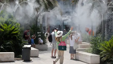 En la imagen, turistas tratan de mitigar el calor en la plaza de la Reina de València. En la imagen, turistas tratan de mitigar el calor en la plaza de la Reina de València.