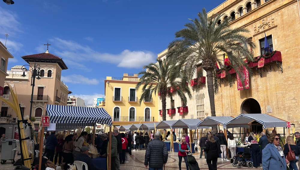 Mercadillo de palma blanca en la plaza de Baix de Elche. Mercadillo de palma blanca en la plaza de Baix de Elche.