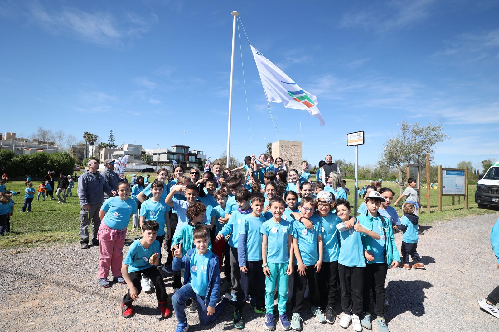 Burriana iza la bandera de Sendero Azul que reconoce al Clot de la Mare de Déu como referente natural Burriana iza la bandera de Sendero Azul que reconoce al Clot de la Mare de Déu como referente natural