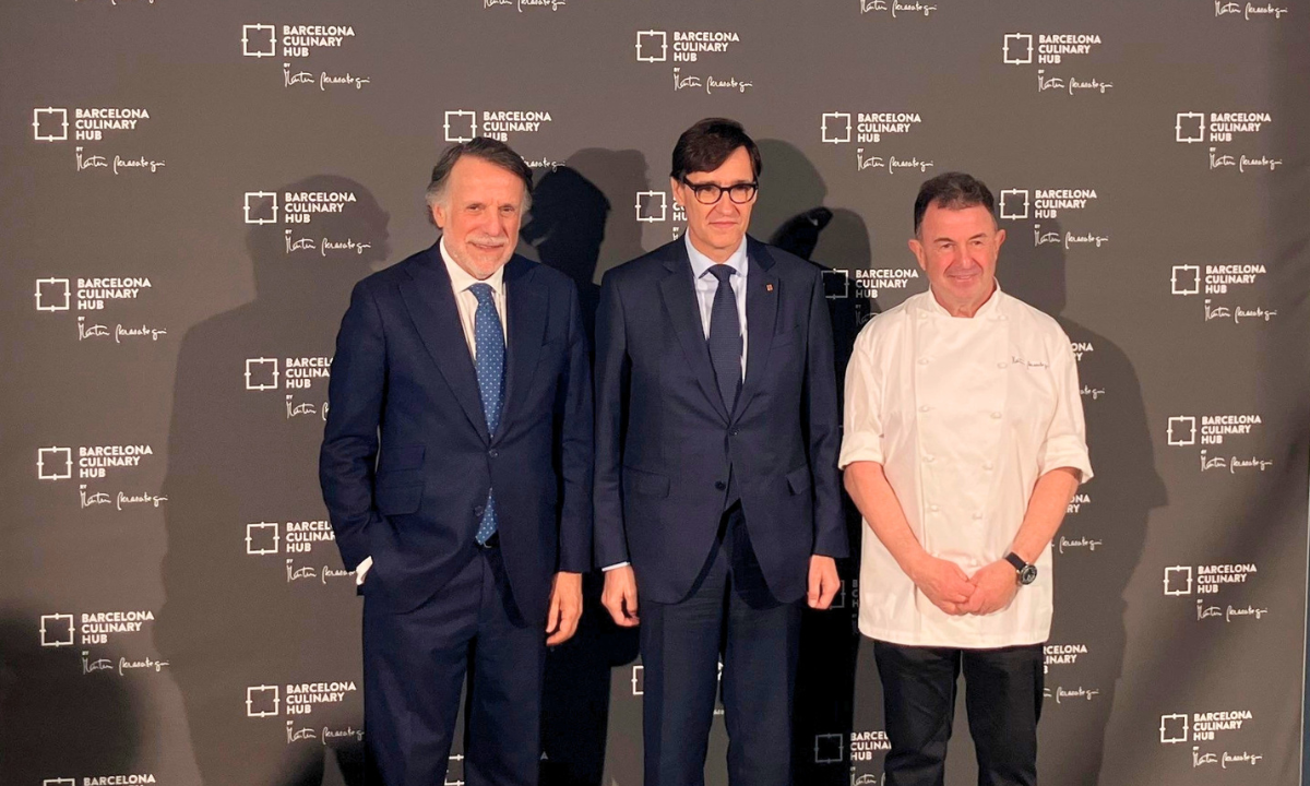 El presidente de la Generalitat, Salvador Illa; el presidente de Grupo Planeta, José Creuheras, y el cocinero Martín Berasategui El presidente de la Generalitat, Salvador Illa; el presidente de Grupo Planeta, José Creuheras, y el cocinero Martín Berasategui