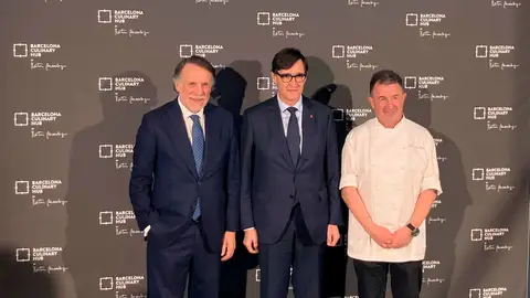 El presidente de la Generalitat, Salvador Illa; el presidente de Grupo Planeta, José Creuheras, y el cocinero Martín Berasategui El presidente de la Generalitat, Salvador Illa; el presidente de Grupo Planeta, José Creuheras, y el cocinero Martín Berasategui