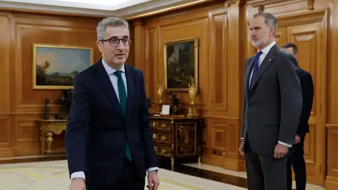 El nuevo ministro de Hacienda, Arcadi España (i) promete su cargo ante el rey Felipe VI (d) este viernes durante un acto celebrado en el Palacio de la Zarzuela. El nuevo ministro de Hacienda, Arcadi España (i) promete su cargo ante el rey Felipe VI (d) este viernes durante un acto celebrado en el Palacio de la Zarzuela.