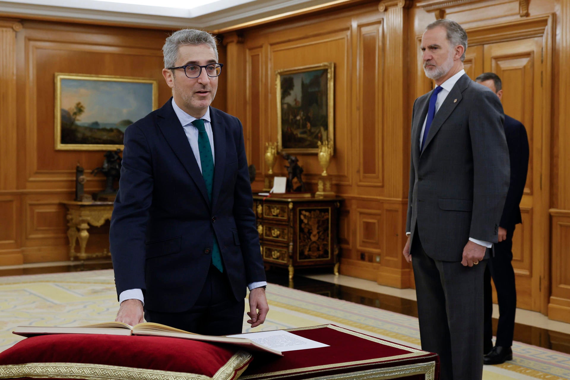 Tertulia: Hacienda sigue con carné PSOE y sin Presupuestos — Más de uno cover