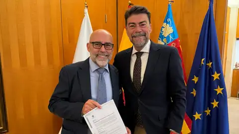 El nuevo concejal Luis Morata y el alcalde Luis Baracala El nuevo concejal Luis Morata y el alcalde Luis Baracala