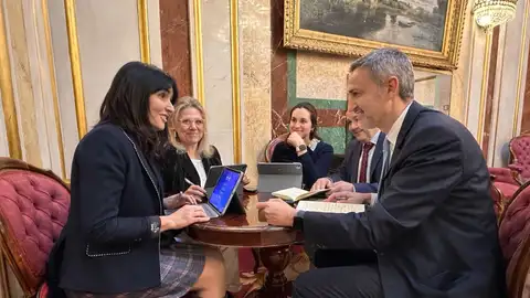 La diputada del PP Julia Parra en el Congreso con integrantes alicantinos del Grupo Popular. La diputada del PP Julia Parra en el Congreso con integrantes alicantinos del Grupo Popular.