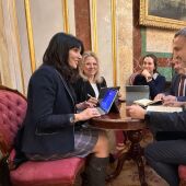 La diputada del PP Julia Parra en el Congreso con integrantes alicantinos del Grupo Popular.