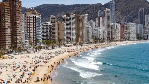 Benidorm roza el lleno en Semana Santa: el turismo internacional marca el ritmo Benidorm roza el lleno en Semana Santa: el turismo internacional marca el ritmo