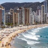 Benidorm roza el lleno en Semana Santa: el turismo internacional marca el ritmo