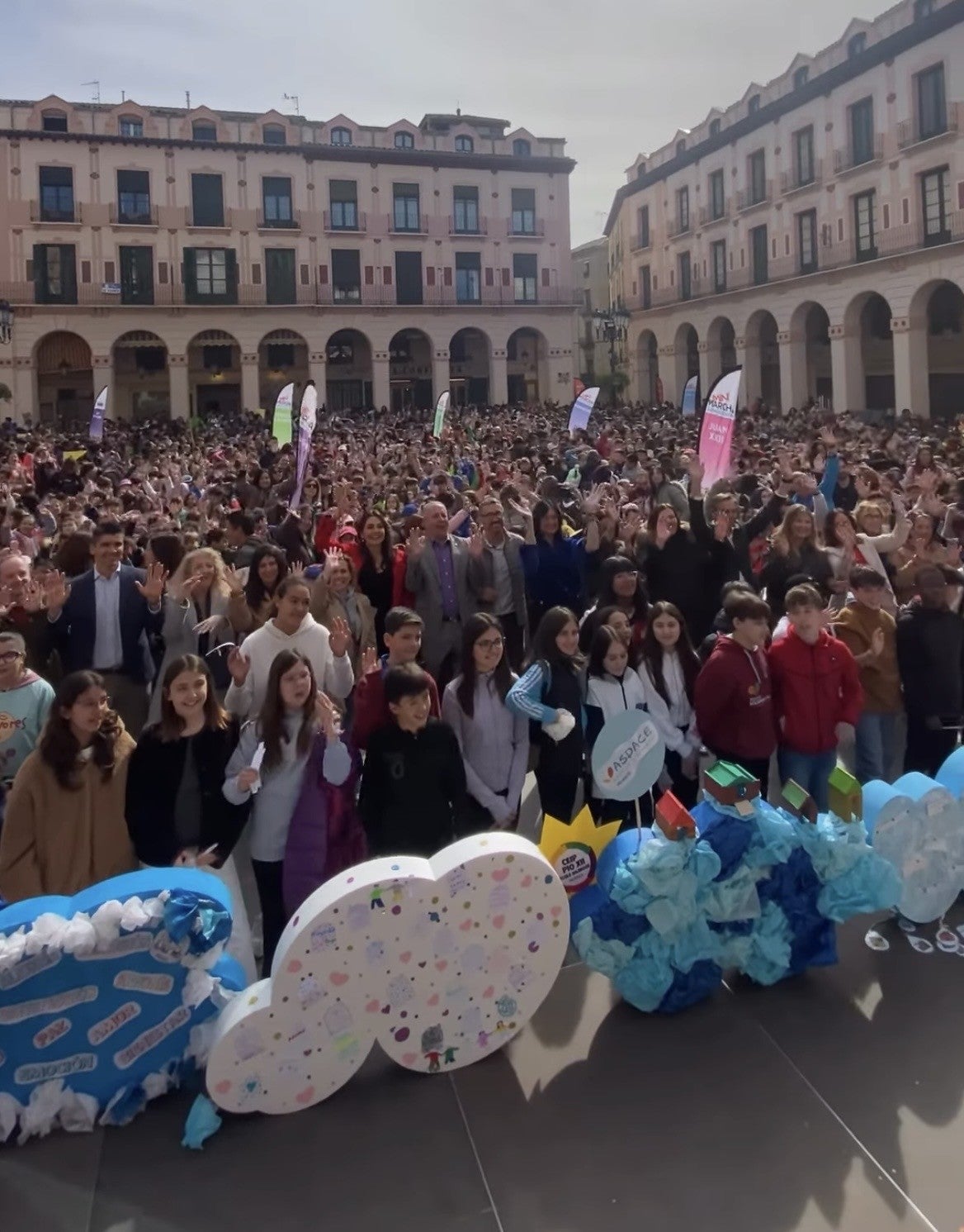 Los escolares de Huesca "se unen al sueño" de la VIII Minimarcha Aspace Los escolares de Huesca "se unen al sueño" de la VIII Minimarcha Aspace