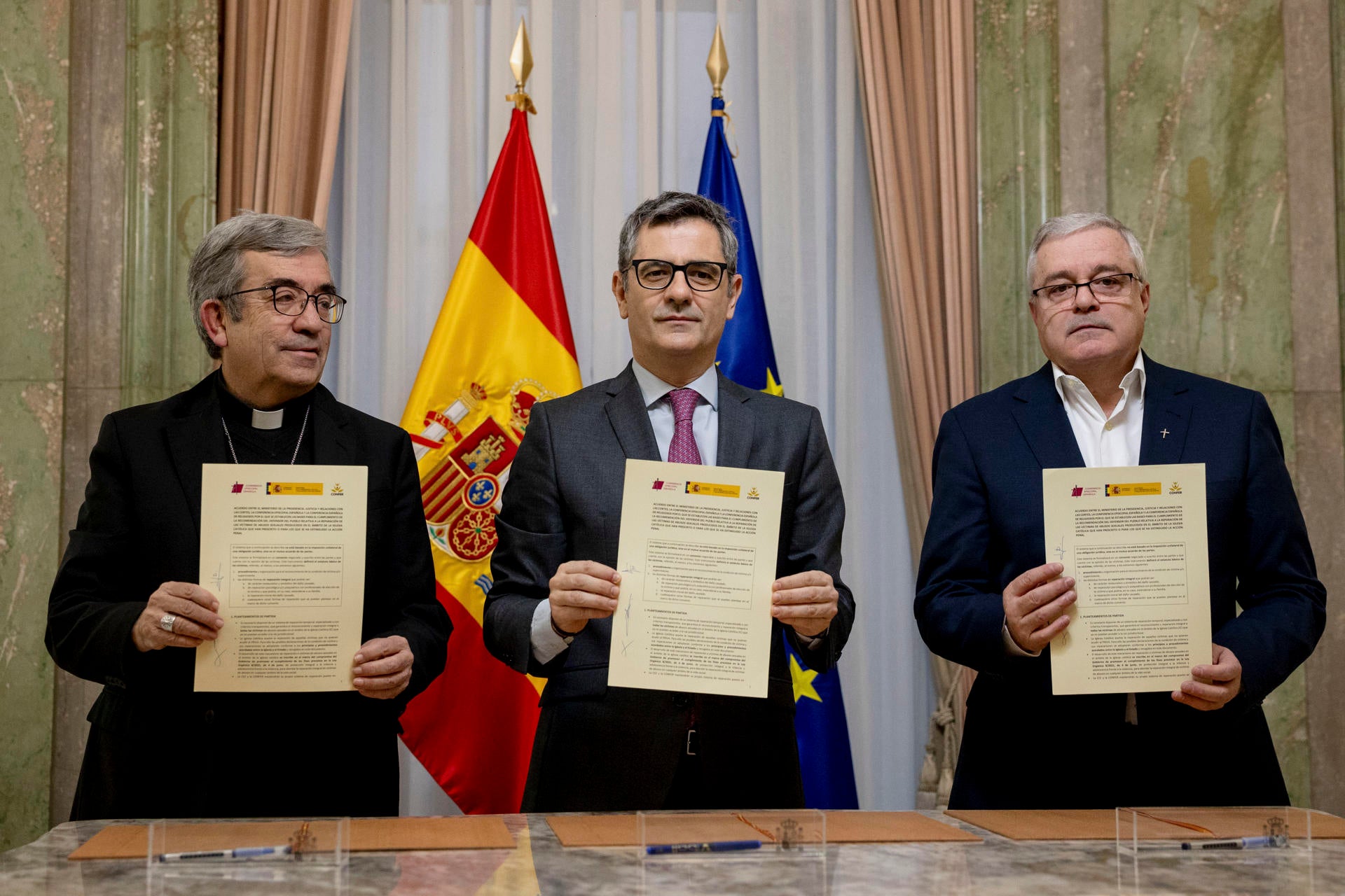 El ministro de la Presidencia, Justicia y Relaciones con las Cortes, Félix Bolaños (c), junto al presidente de la Conferencia Episcopal, Luis Argüello (i), y el presidente de la Conferencia Española de Religiosos (CONFER), Jesús Díaz Sariego (d). El ministro de la Presidencia, Justicia y Relaciones con las Cortes, Félix Bolaños (c), junto al presidente de la Conferencia Episcopal, Luis Argüello (i), y el presidente de la Conferencia Española de Religiosos (CONFER), Jesús Díaz Sariego (d).