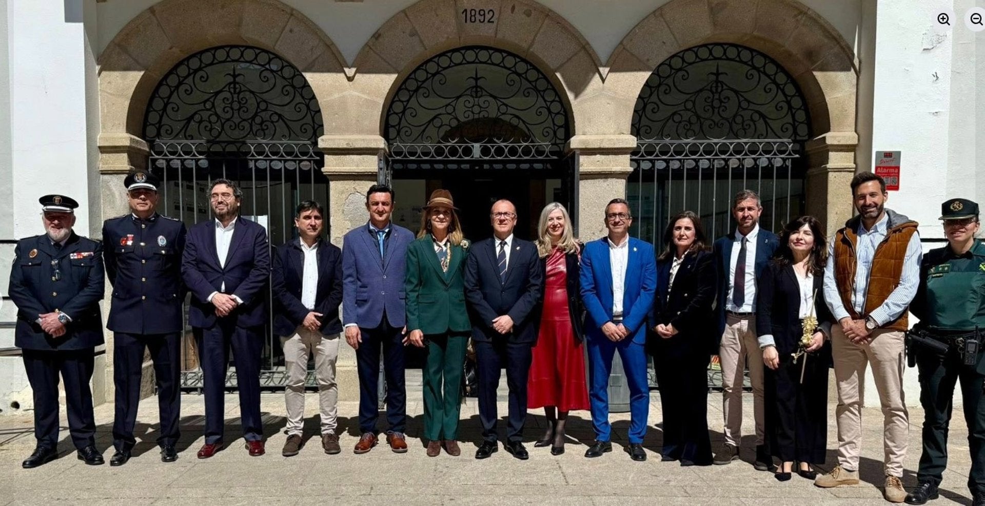 Navalmoral de la Mata recibe a la infanta Elena y le expone los retos de la localidad, como la continuidad de Almaraz Navalmoral de la Mata recibe a la infanta Elena y le expone los retos de la localidad, como la continuidad de Almaraz