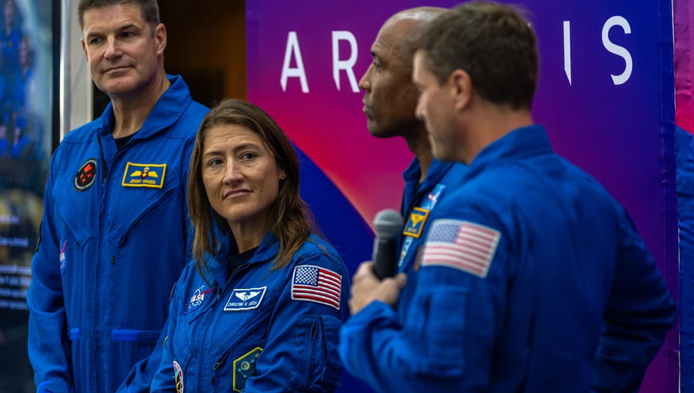 Los cuatro tripulantes durante una presentación de la misión lunar a los medios de comunicación. Los cuatro tripulantes durante una presentación de la misión lunar a los medios de comunicación.