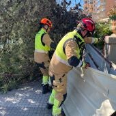 El viento obliga a los bomberos a atender más de 300 actuaciones y mantiene para hoy la alerta amarilla