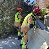 El viento obliga a los bomberos a atender más de 300 actuaciones y mantiene para hoy la alerta amarilla El viento obliga a los bomberos a atender más de 300 actuaciones y mantiene para hoy la alerta amarilla