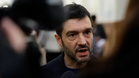 El ministro de Derechos Sociales, Pablo Bustinduy Consumo avisa a 13 fondos e inmobiliarias de que han de aceptar prorrogar alquileres en sus 100.000 viviendas