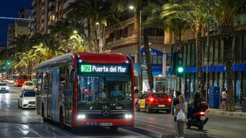 Una de las líneas nocturnas de Alicante Una de las líneas nocturnas de Alicante