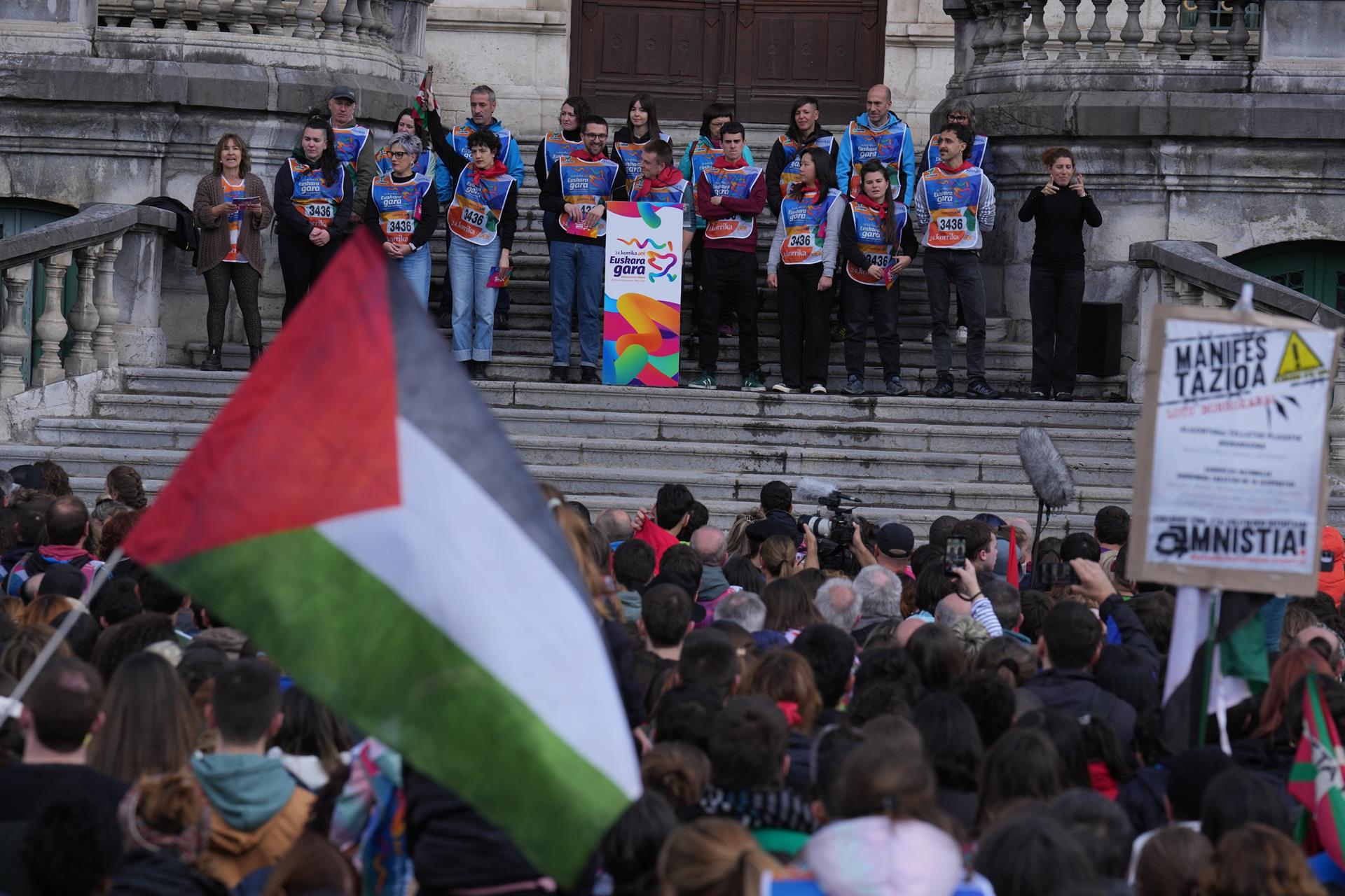 La Korrika llega a su meta en Bilbao y reivindica ante una multitud: "Somos euskera" La Korrika llega a su meta en Bilbao y reivindica ante una multitud: "Somos euskera"