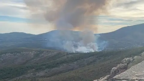 Medios aéreos y terrestres trabajan en la extinción de un incendio forestal declarado este domingo en Acebo Medios aéreos y terrestres trabajan en la extinción de un incendio forestal declarado este domingo en Acebo