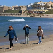Turistas paseando por las playas de Cádiz. Turistas paseando por las playas de Cádiz.