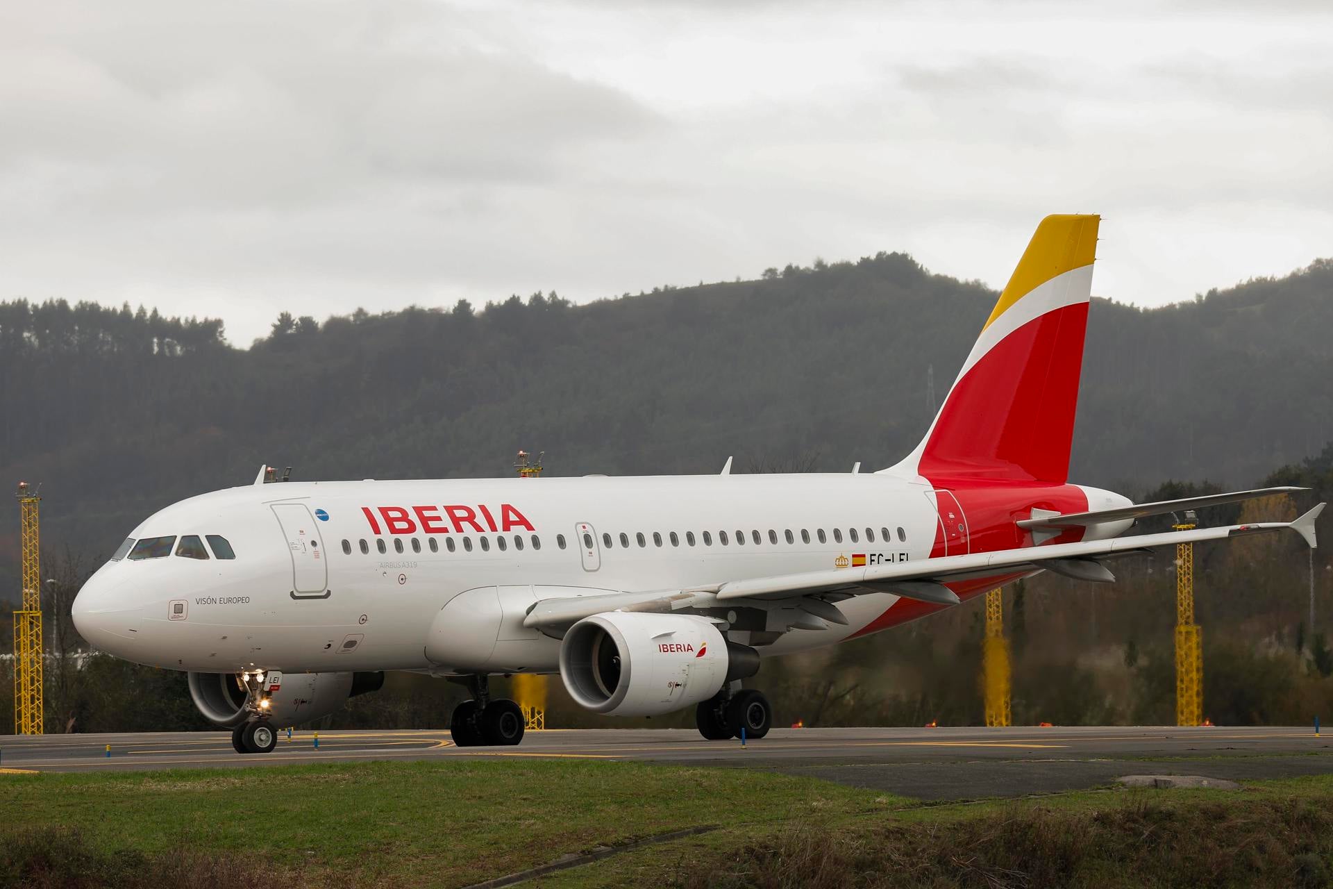 Iberia cierra con los sindicatos el acuerdo de un ERE voluntario para 996 empleados Iberia cierra con los sindicatos el acuerdo de un ERE voluntario para 996 empleados