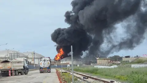 Un incendio en Israel después de haber sido falcanzado por escombros de un misil iraní interceptado Un incendio en Israel después de haber sido falcanzado por escombros de un misil iraní interceptado