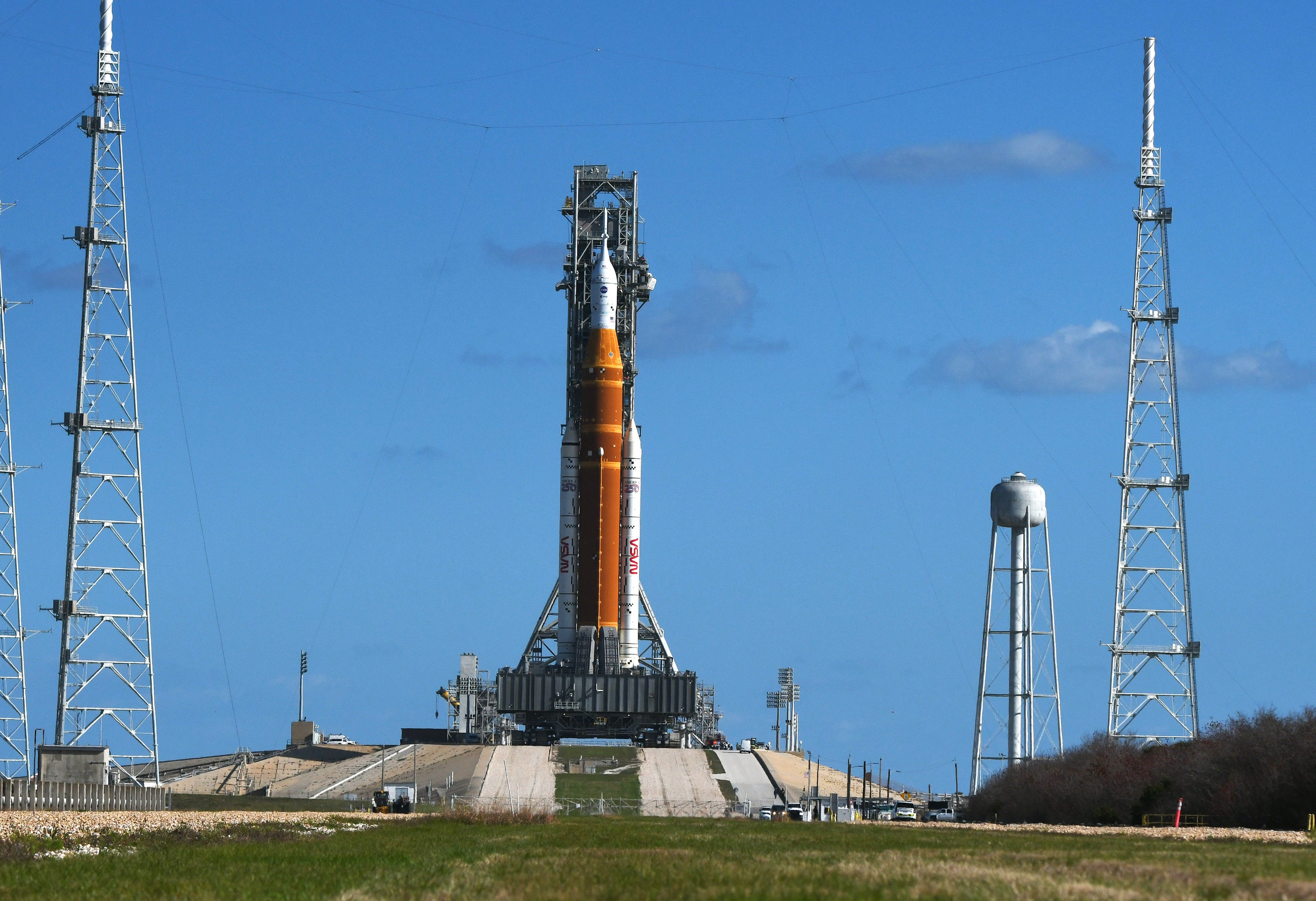 Imagen de Artemis II en el Kennedy Space Center, días antes de su despegue. Imagen de Artemis II en el Kennedy Space Center, días antes de su despegue.