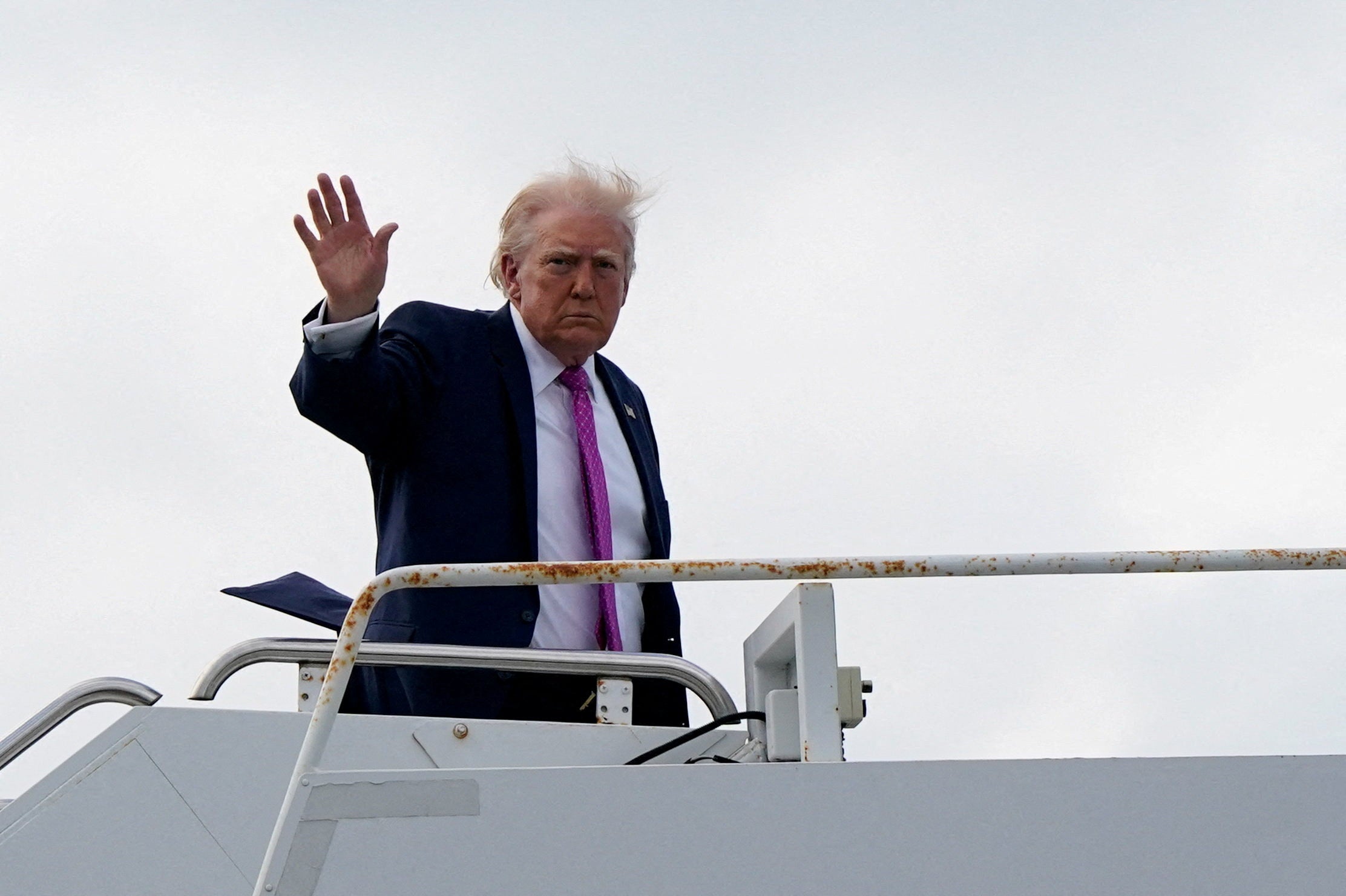 El presidente de Estados Unidos, Donald Trump, saluda antes de subir al Air Force One El presidente de Estados Unidos, Donald Trump, saluda antes de subir al Air Force One