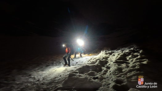 El Grupo de Rescate y Salvamento de la Junta auxilia a dos montañeros enriscados en el pico Curavacas El Grupo de Rescate y Salvamento de la Junta auxilia a dos montañeros enriscados en el pico Curavacas