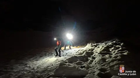 El Grupo de Rescate y Salvamento de la Junta auxilia a dos montañeros enriscados en el pico Curavacas .