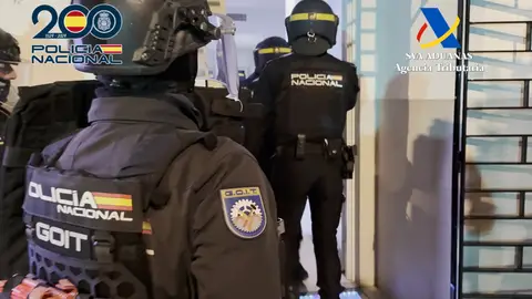 Agentes de la Policía Nacional en uno de los registros domiciliarios realizado en Elche. Agentes de la Policía Nacional en uno de los registros domiciliarios realizado en Elche.