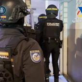 Agentes de la Policía Nacional en uno de los registros domiciliarios realizado en Elche. Agentes de la Policía Nacional en uno de los registros domiciliarios realizado en Elche.
