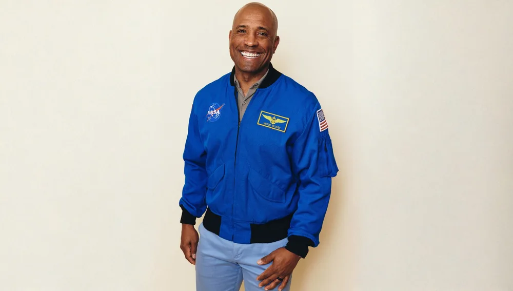 Victor Glover, primer afroamericano en viajar a la órbita lunar. Victor Glover, primer afroamericano en viajar a la órbita lunar.