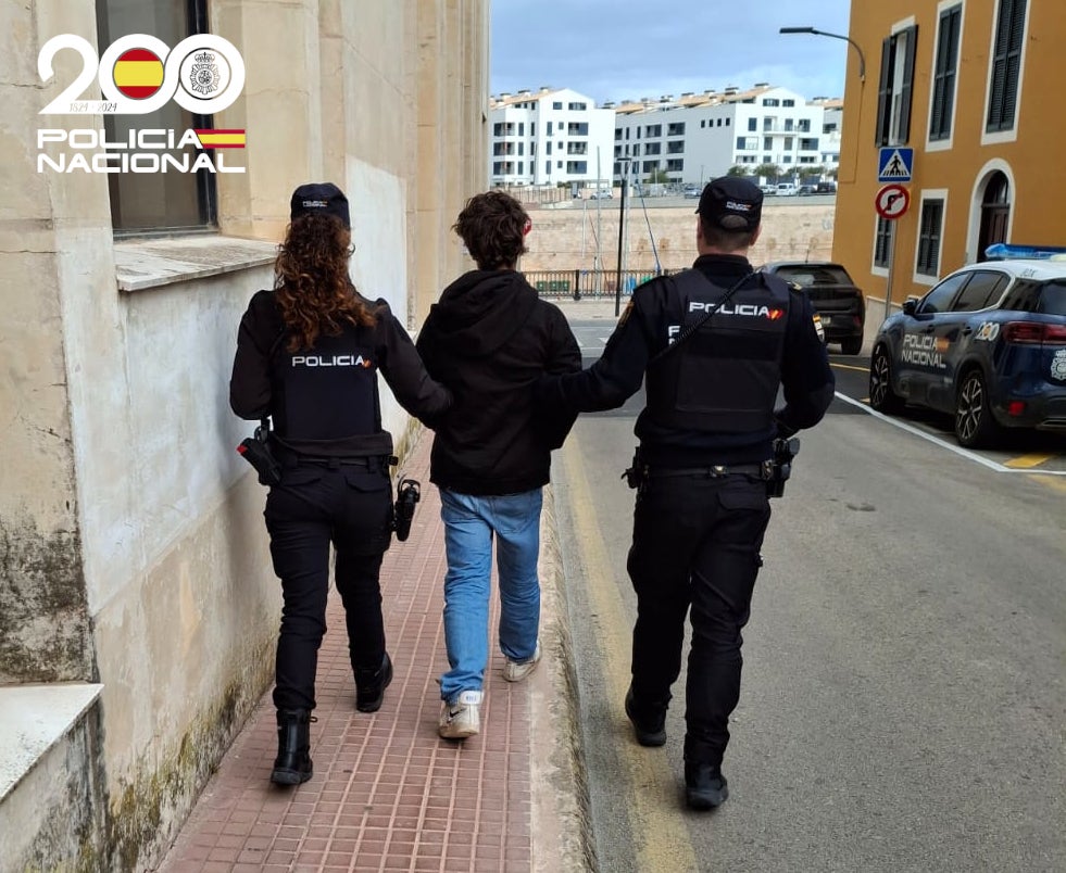 Detenido un joven en Ciutadella por agredir con una barra de hierro al propietario de una vivienda Detenido un joven en Ciutadella por agredir con una barra de hierro al propietario de una vivienda