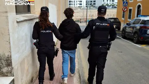 Detenido un joven en Ciutadella por agredir con una barra de hierro al propietario de una vivienda Detenido un joven en Ciutadella por agredir con una barra de hierro al propietario de una vivienda
