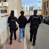 Detenido un joven en Ciutadella por agredir con una barra de hierro al propietario de una vivienda